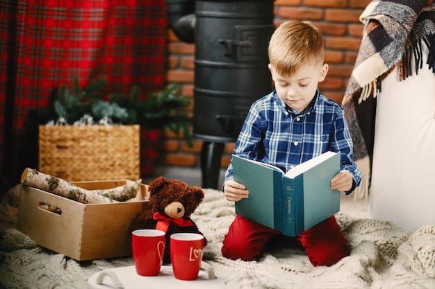 gelukkige kleine jongen spelen