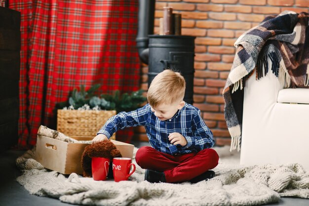 gelukkige kleine jongen spelen