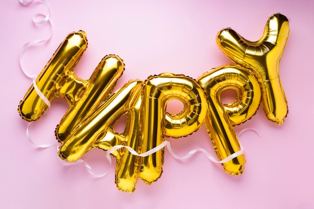 Gratis foto gelukkige letters ballonnen samenstelling