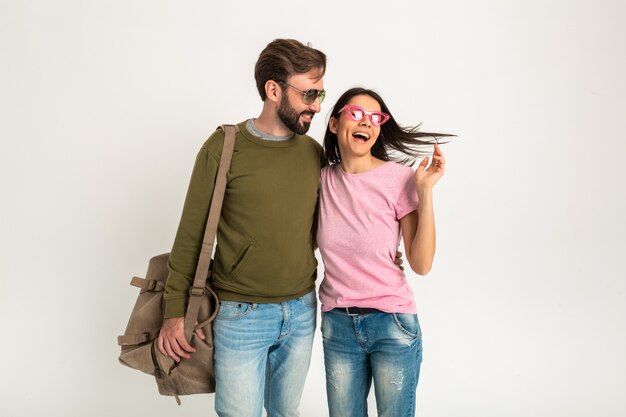 Gelukkige man en vrouw die samen reizen omhelst het geïsoleerde glimlachen wandelen in liefde