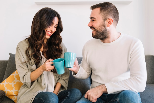 Gratis foto gelukkige man en vrouw met kopjes