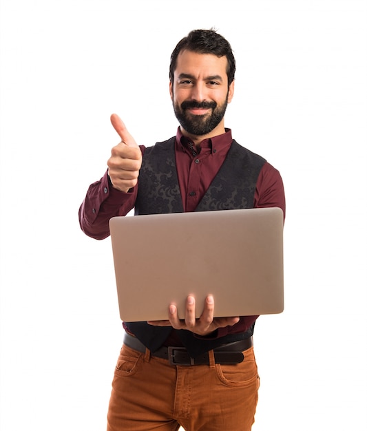 Gelukkige man met vest met laptop dragen