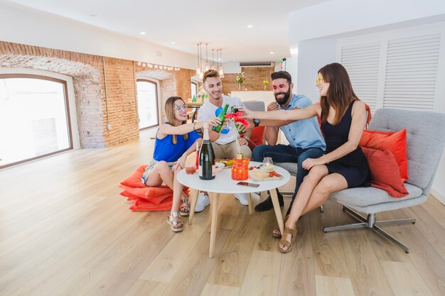 Gelukkige mannen en vrouwen vieren