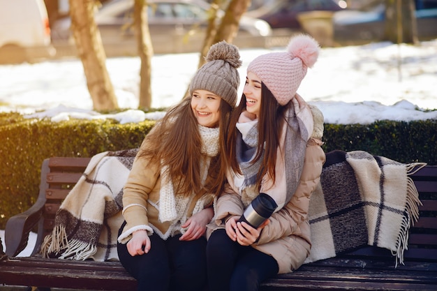 Gelukkige meisjes in een de winterstad