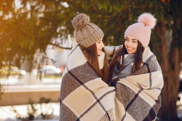 Gelukkige meisjes in een de winterstad