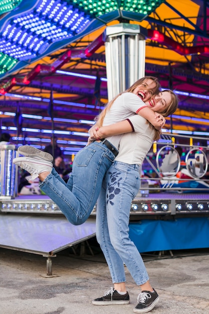 Gelukkige meisjes met plezier in het pretpark