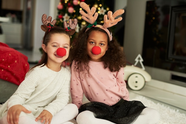 Gelukkige meisjes zijn klaar voor Kerstmis