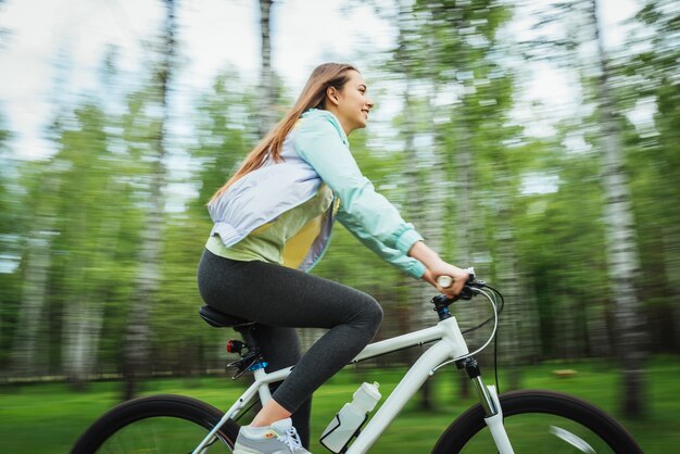 Gelukkige meisjesfietser die op een bergfiets buiten berijden. Avonturen reis.