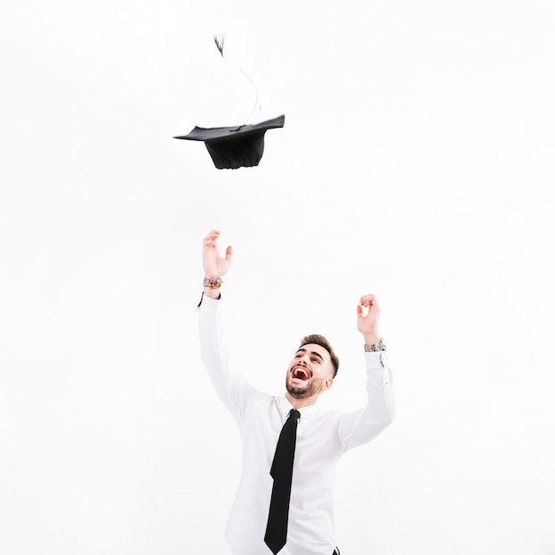 Gelukkige mens die mortarboard overgeven