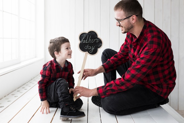 Gratis foto gelukkige mens met zoon op vadersdag