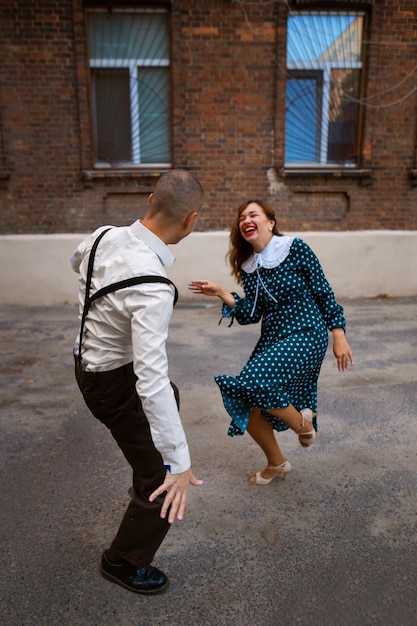 Gelukkige mensen dansen samen full shot