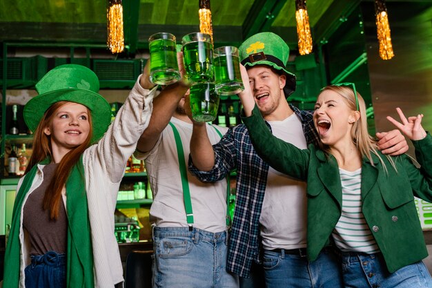 Gelukkige mensen die st. Patrick's dag