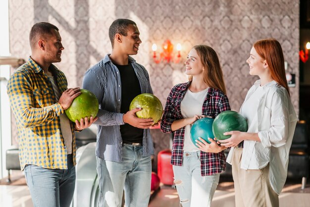 Gelukkige mensen die zich in een kegelclub bevinden