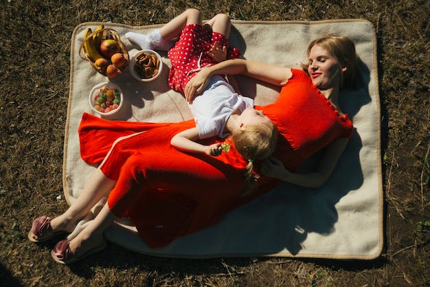 Gratis foto gelukkige moeder en dochter die bij elkaar glimlachen