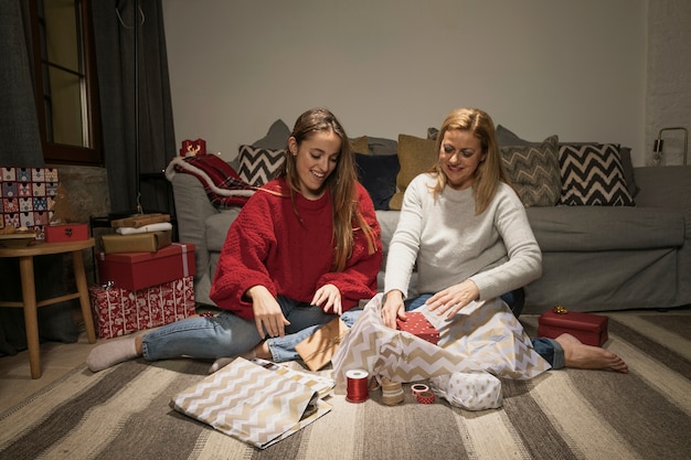 Gelukkige moeder en dochter met cadeautjes