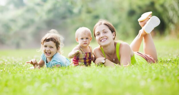 Gelukkige moeder en haar kinderen