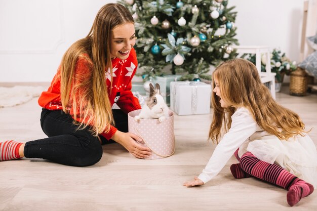 Gelukkige moeder met dochter het vieren Kerstmis thuis