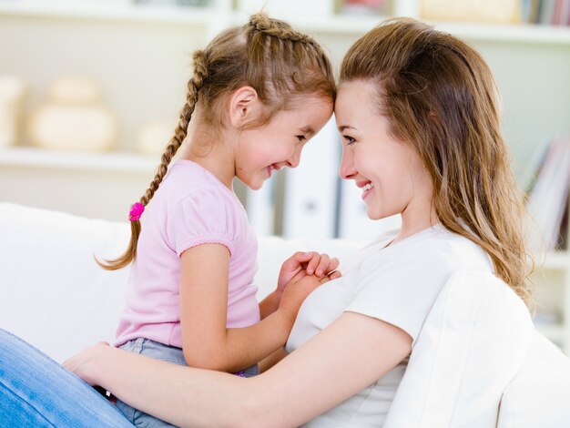 Gelukkige moeder met dochter