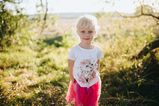 Gratis foto gelukkige mooie familie op de grote tuin op de dageraadtijd