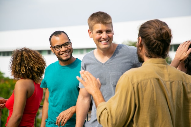 Gelukkige multiraciale mensen praten buitenshuis