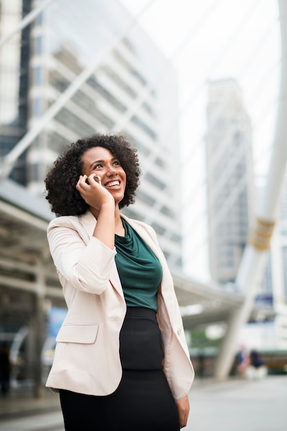 Gelukkige onderneemster die op de telefoon spreekt