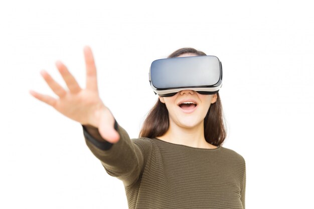 Gelukkige opgewekte vrouw in VR-hoofdtelefoon wat betreft lucht en het schreeuwen