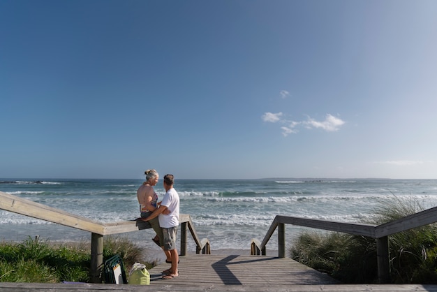 Gratis foto gelukkige oude mensen op het strand full shot