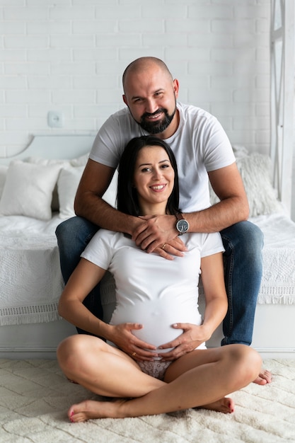 Gelukkige ouders die de camera bekijken