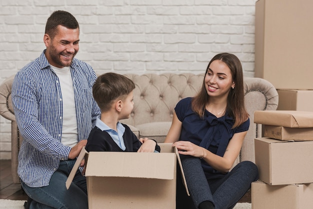 Gelukkige ouders die met zoon thuis spelen