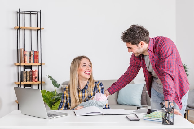 Gelukkige ouders met baby op het bureau