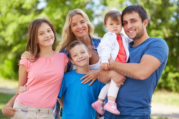 Gelukkige ouders met hun kinderen in het park.