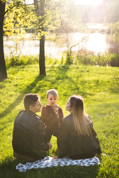 Gelukkige ouders met kind in de natuur