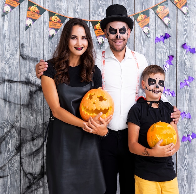 Gelukkige ouders met zoon het stellen voor Halloween