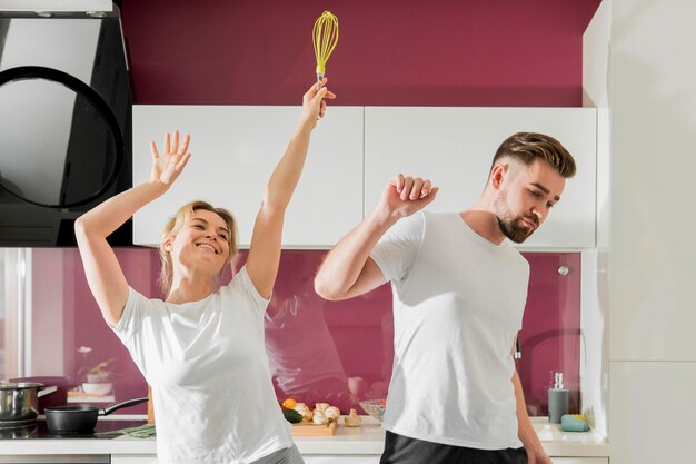 Gelukkige paar binnenshuis gek rond