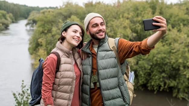 Gelukkige paar dat een selfie met smartphone in aard neemt