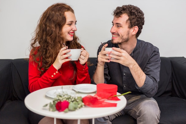 Gratis foto gelukkige paar het drinken koffie op laag