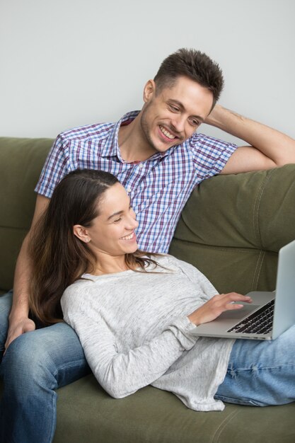 Gelukkige paar kijken naar video op laptop samen