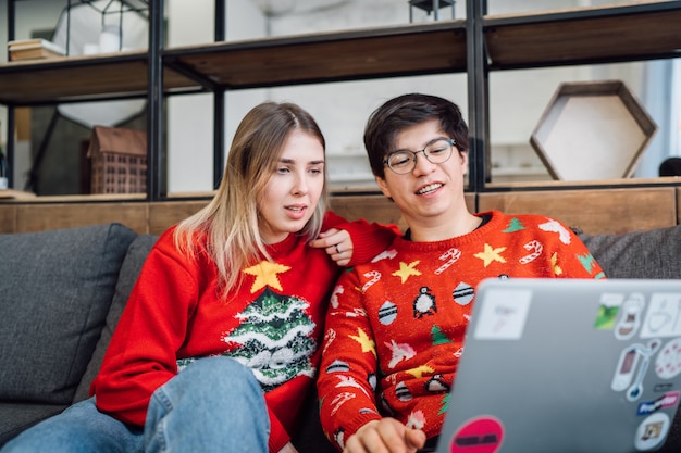 Gelukkige paar met laptop samen op de sofa