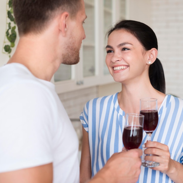 Gratis foto gelukkige paar met wijnglazen