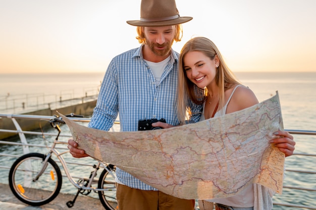 Gelukkige paar reizen in de zomer op de fiets, op zoek in kaart sightseeing