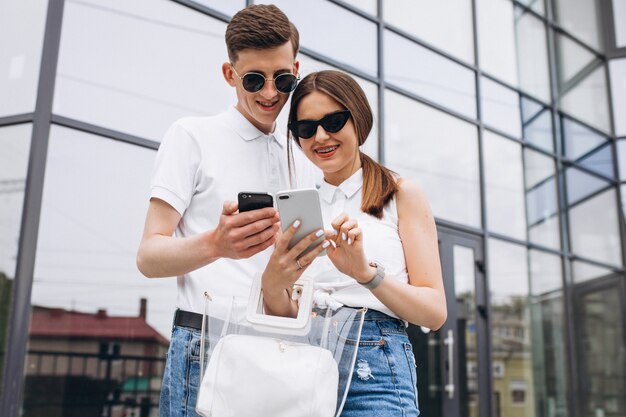 Gelukkige paar samen uit in de stad met behulp van de telefoon