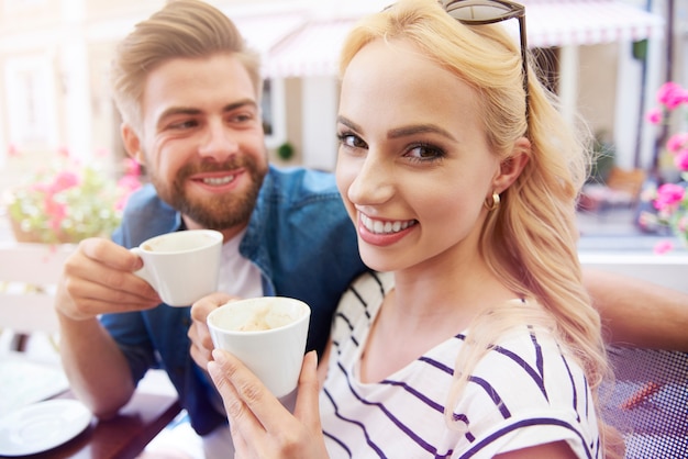 Gelukkige paar verliefd koffie drinken