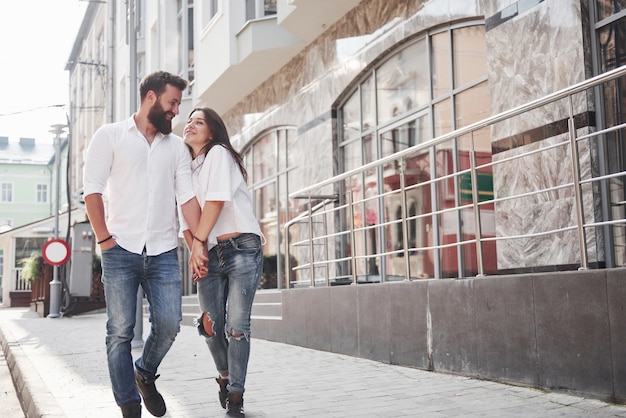 Gratis foto gelukkige paar verliefd op straat.