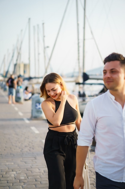 Gratis foto gelukkige paar verliefd wandelingen in de haven