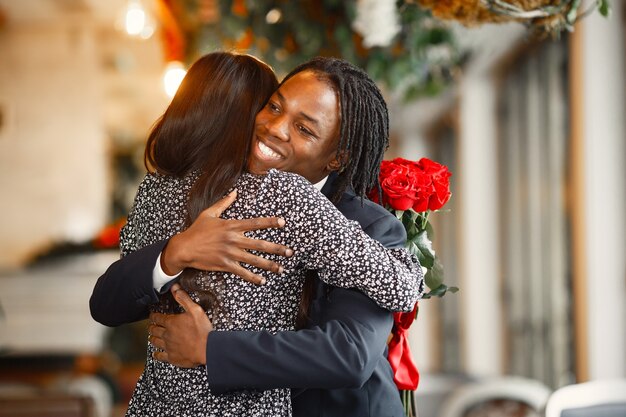 Gelukkige paar vieren hun verloving in een café en stevig knuffelen