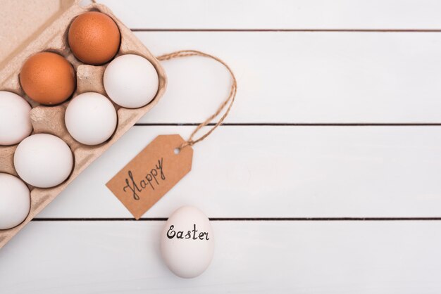 Gelukkige Pasen-inschrijving met eieren in rek