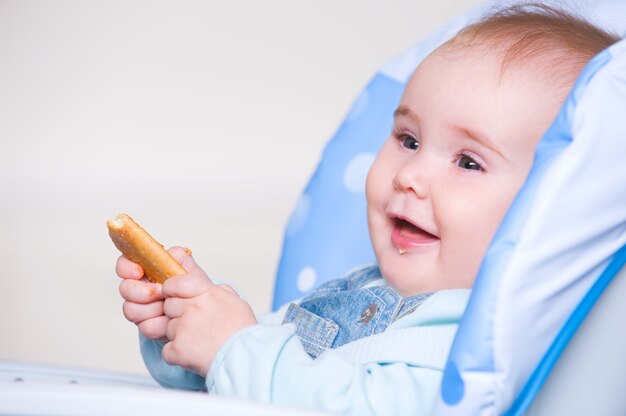 gelukkige peuter die koekje eet