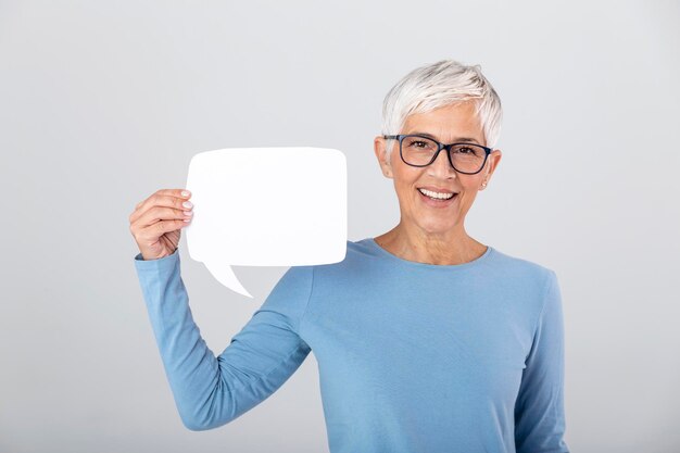 Gelukkige rijpe vrouw die de banner van de tekentoespraak toont die gelukkig kijkt