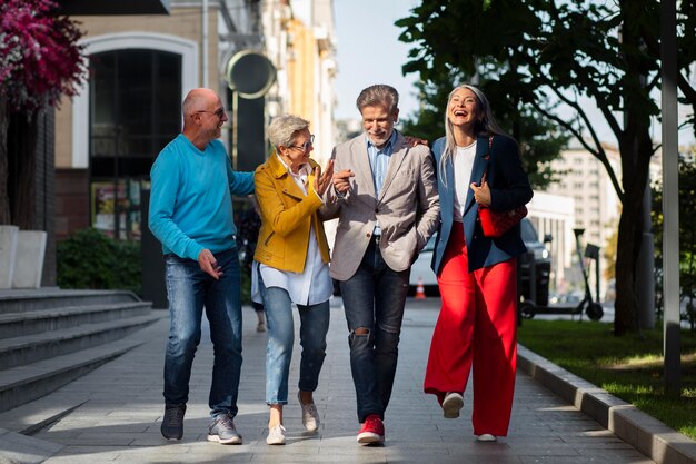 Gelukkige senioren die aan het dollen zijn