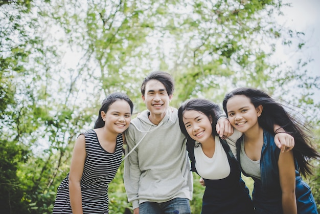 Gelukkige tienervrienden die in openlucht bij het park glimlachen